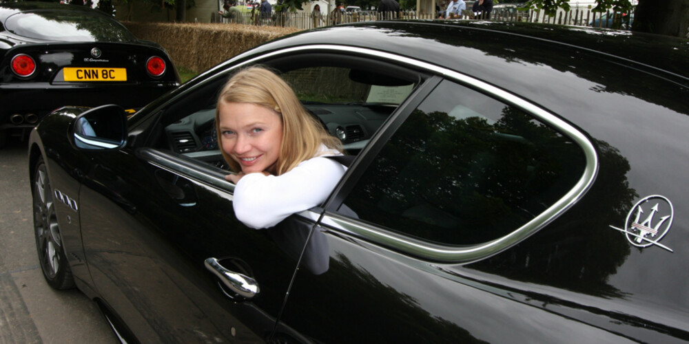 Jodie Kidd smiler svært så fornøyd i sin Maserati GranTurismo S.
