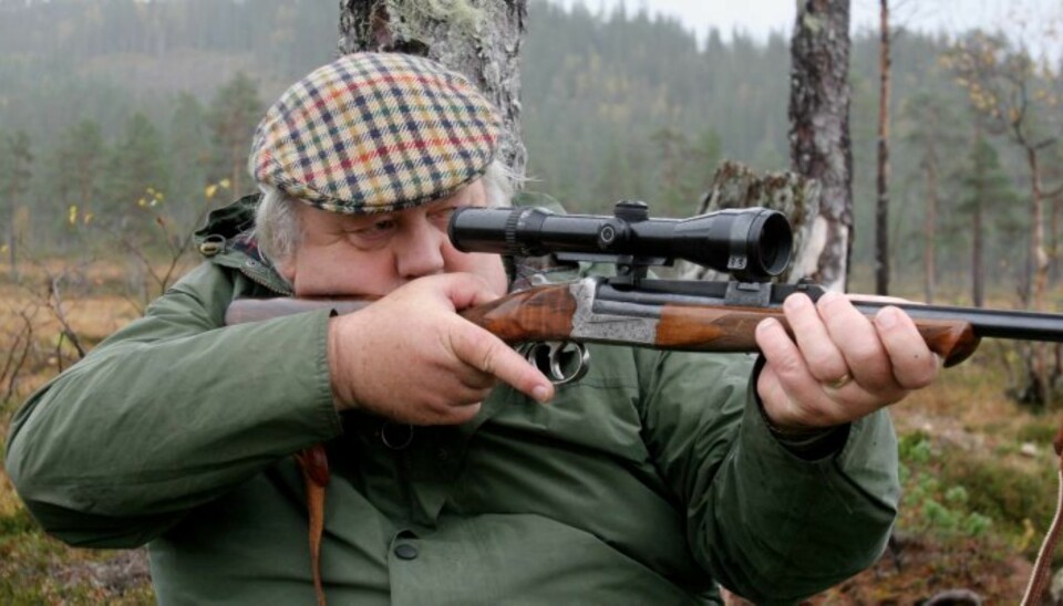 STORVILTJEGER på post med rifle. (Foto: Bjørn Brendbakken)