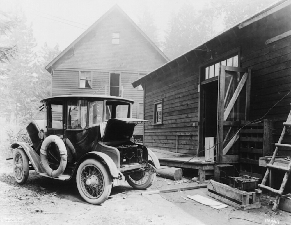 Detroit Electric er kanskje ikke kjent for folk flest, men de bygde biler i perioden 1907 til 1939. Selv om du aldri har hørt om dem, kjenner du nesten garantert én av bilene de har bygd - Bestemor Duck kjører nemlig rundt i en Detroit Electric fra 1908.