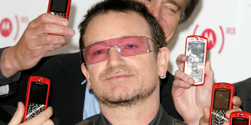 STARTET RED: Bono var med på å starte organisasjonen Product Red som samarbeider med flere ulike firmaer. Her fra lanseringen av Motorola Red i mai 2006.