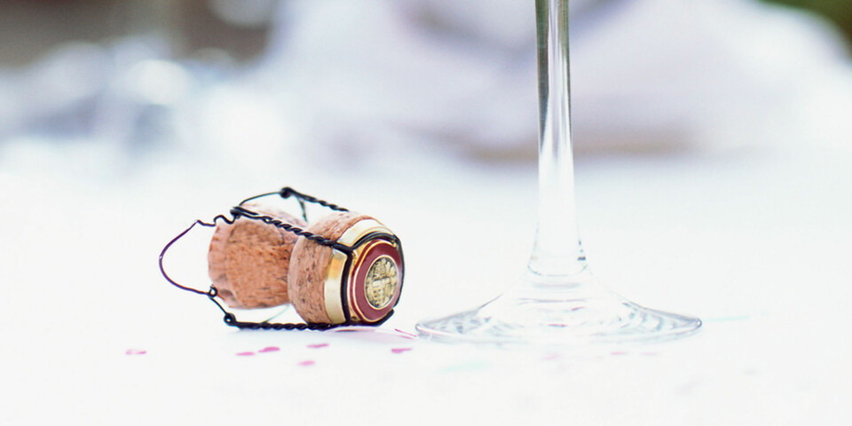 CHAMPAGNEFLASKEN: Korken skal vris, ikke sprette!