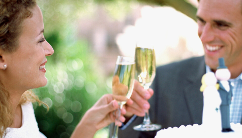CHAMPAGNE: Vi skåler for brudparet!