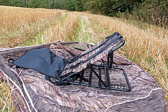 Den medfølgende stolen fungerer som sekk når man skal bære teltet med seg.