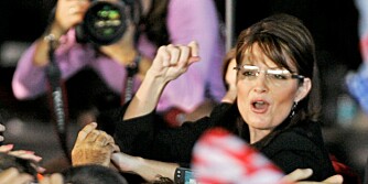 HACKET: Sarah Palin hilser på tilhengere etter et valgmøte i Ohio tirsdag. Onsdag fikk hun vite at eposten hennes er hacket.