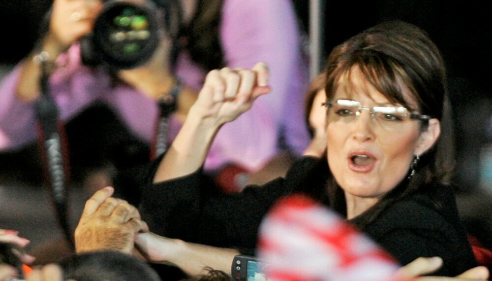 HACKET: Sarah Palin hilser på tilhengere etter et valgmøte i Ohio tirsdag. Onsdag fikk hun vite at eposten hennes er hacket.