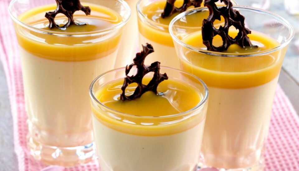 Hvit sjokolade-pannacotta smaker nydelig.