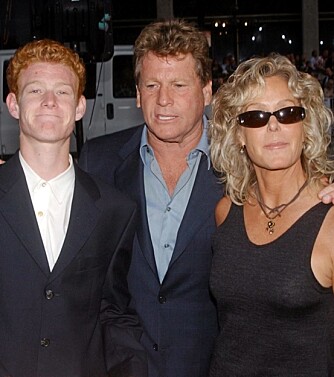 LYKKELIG FAMILIE: Ryan O'Neal og Farrah Fawsett var sammen fra 1980 til 1997. Sammen har de sønnen Redmond.