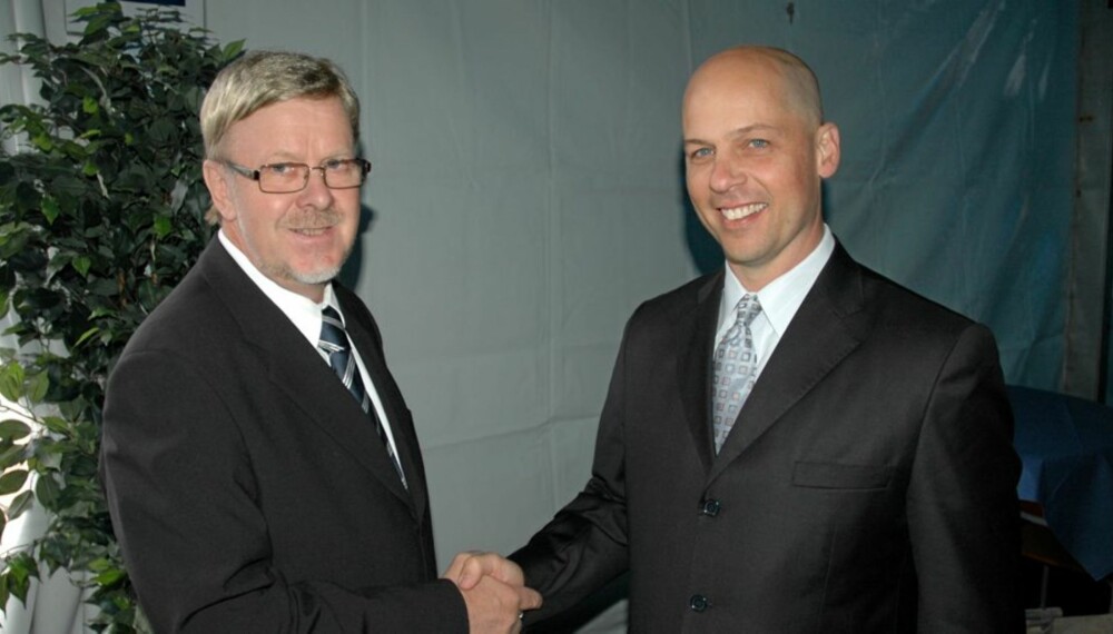 Raimo Sonninen (til v.), administerende direktør i Bella-Veneet Oy, og John C. Pfeifer, president i Brunswick Europe.