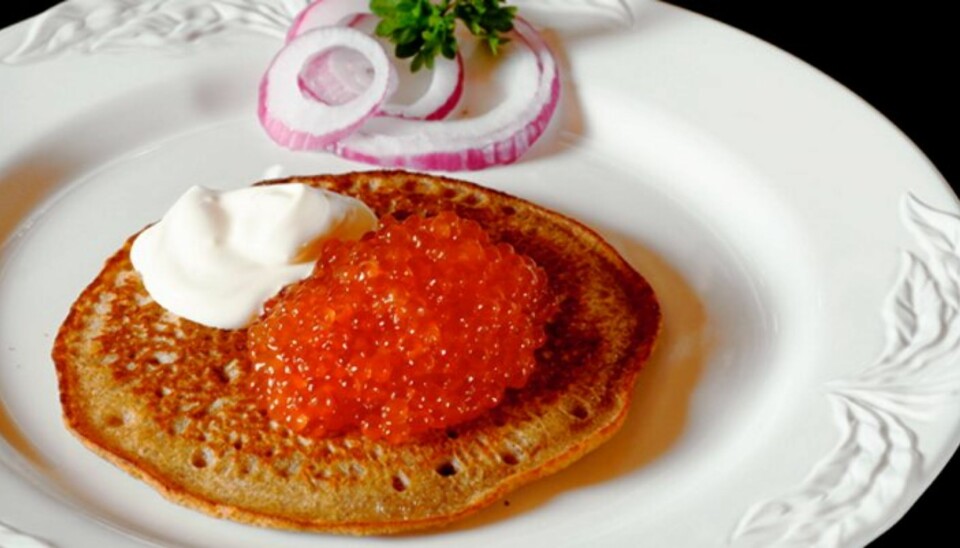 KAVIAR MED GODT FØLGE: Ørretrogn, blinis, rømme og løk – til sammen blir dette en lekker munnfull