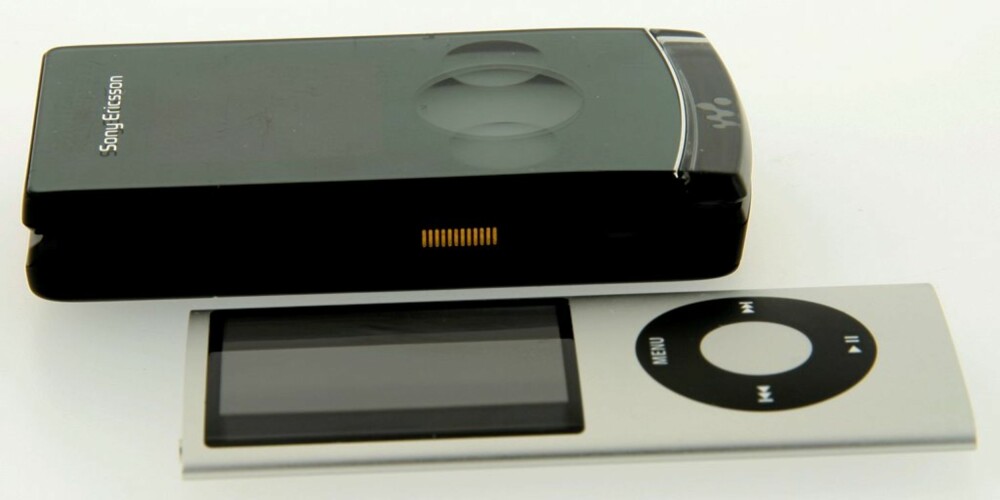 ÅTTE GIG: Nano sammenlignet med Sony Ericssons nye musikkmobil  W 980i. Begge byr på 8 gigabyte lagringsplass. Telefonen har altså like mye plass til musikken, men funker kanskje mindre bra på joggeturen?