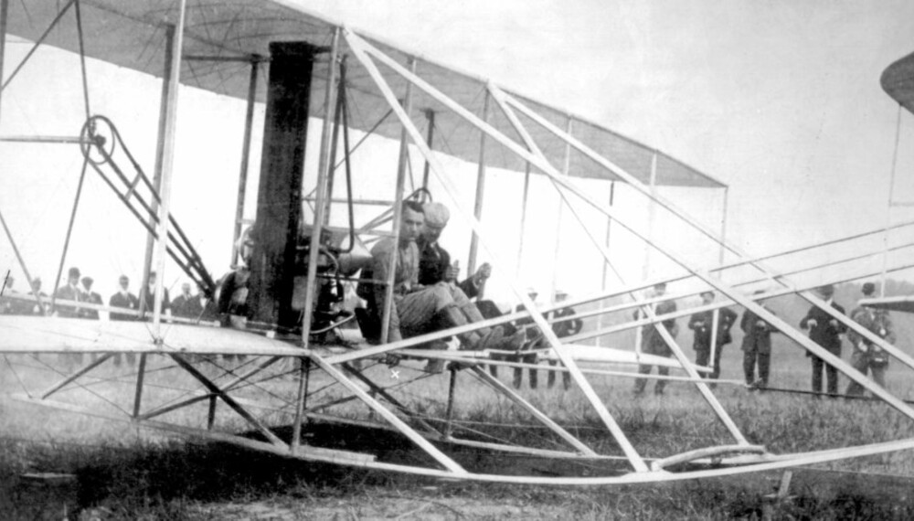 Thomas Selfridge (til v.) og Orville Wright før avgang på den fatale ferden.