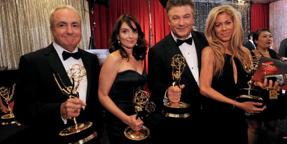 ÅRETS KOMISERIE: "30 Rock" ble kåret til beste komiserein, men skuespillerne Tina Fey og Alec Baldwin vant i kategorien "Beste hovedrolleinnehaver i en komiserie". Her sammen med to av produsentene bak serien.