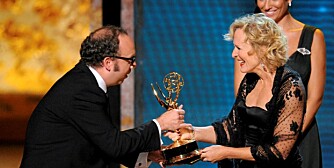 Prisen for Beste kvinnelige hovedrolle i en dramaserie gikk til Glenn Close i «Damages».  Hun ble overrakt prisen av Paul Giamatti.