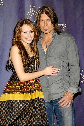 IRRITERER: Miley og faren Billy Ray Cyrus skal ikke ha vært veldig popluære på settet til "Hannah Montana".