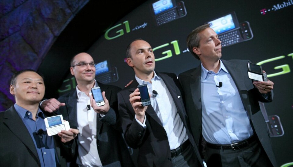 ANDROID: Slik ser den første mobilen med Google Android ut. Navnet er G1. Fra venstre ser vi Peter Chou, CEO HTC, Andy Rubin, Senior Director of Mobile Platforms for Google, Christopher Schlaffer, Group Product and Innovation Officer with Deutsche Telecom, and Cole Brodman, Chief Technology and Innovation Officer with T-Mobile USA. (AP Photo/Mark Lennihan)