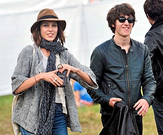 Alexa og stjernekjæresten Alex Turner fra The Arctic Monkey på festival i Leeds.