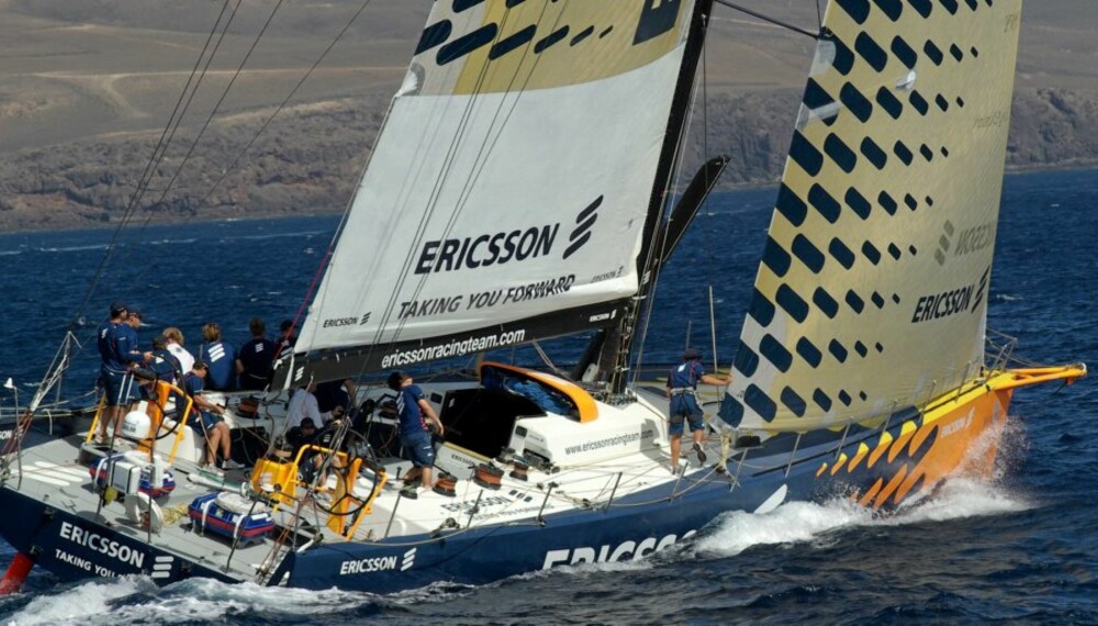 Ti mann seiler en 70-foter i kullfiber. Her tester Børsen Maritim den svenske Ericsson-båten på Lanzarote.