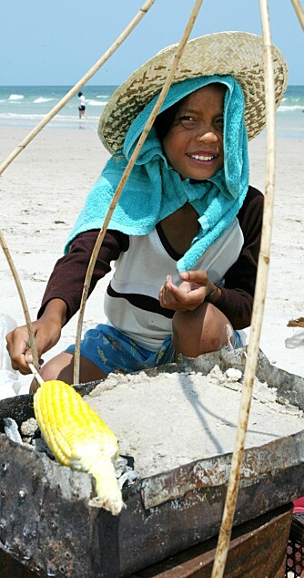 ET LITE MELLOMMÅLTID: Lille Em selger maiskolber på stranden når hun har skolefri.