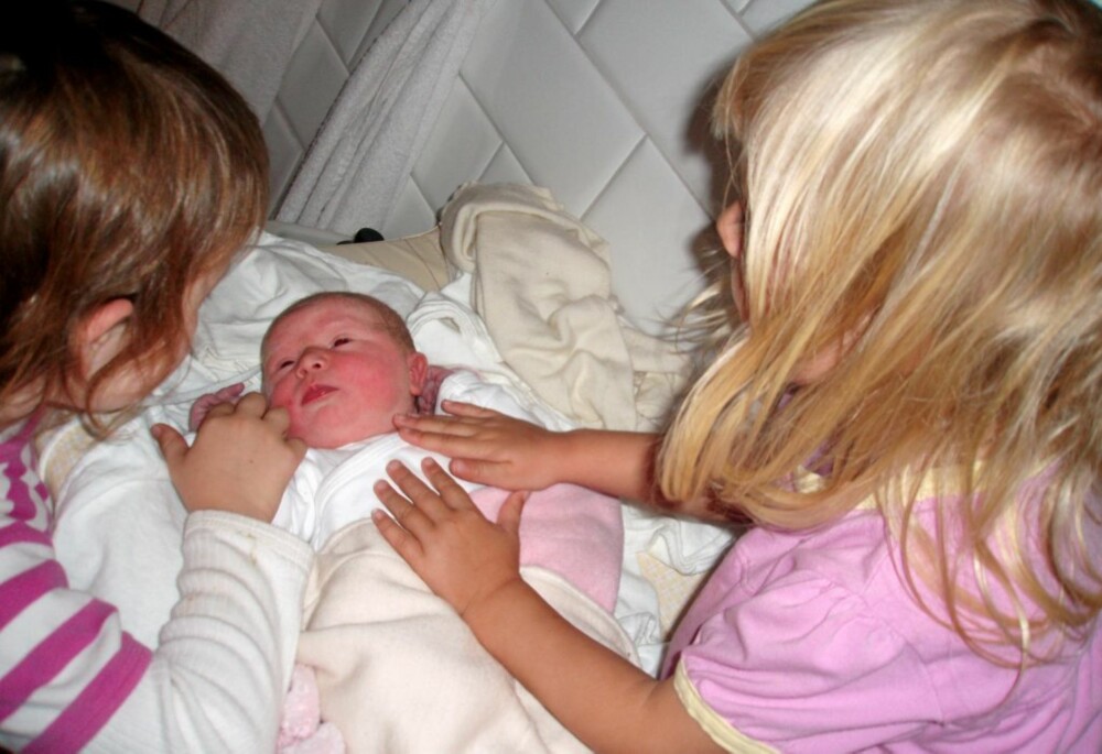 STOLTE SØSTRE: Maud Angelica og Leah Isadora koser med sin nye lillesøster Emma Tallulah