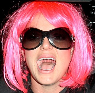 ROSA PARYKK: Britney skal kun være iført en rosa parykk i hjemmevideoen.