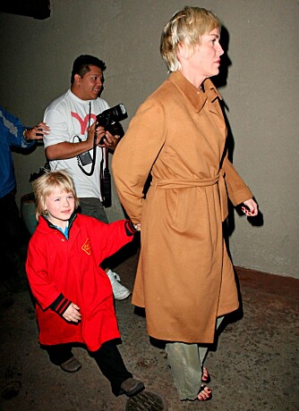STRIDENS EPLE: Sharon Stone på middagstur med sønnen Roan.
