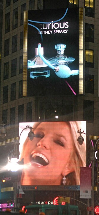 «Curious» ble dugelig markert. Bilder er tatt på Times Square i New York under lanseringen .
