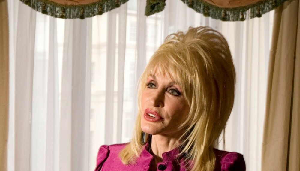 Dolly Parton vil ikke bli tatt på senga, verken av jordskjelv eller brann.