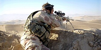PRESISJONSDØD: Kraftig kikkertsikte og langtrekkende våpen gir norske skarpskyttere muligheten til angripe Taliban-soldater på ekstreme hold.