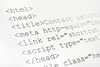 HTML: Når alle pakkene er samlet er nettsiden klar for å vises på skjermen. Dette skjer ved HTML eller HyperText Markup Language, som er et kodespråk man bruker for å lage nettsider.