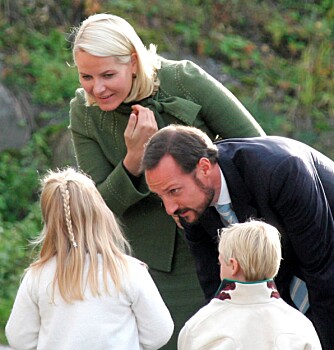 Kronprinsparets besøk i Solhaug barnehage på Øvre Tindfos gjorde inntrykk på små og store.
