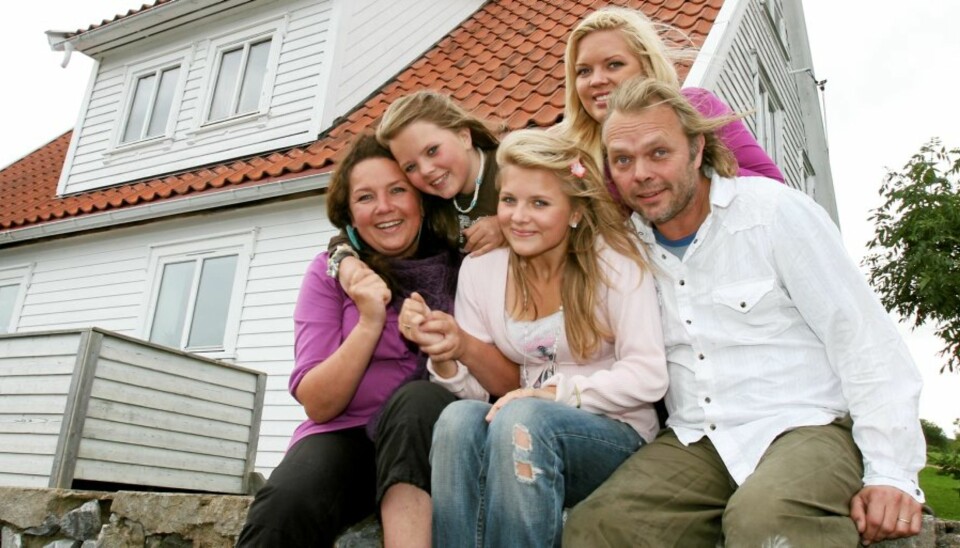 FANTASTISKE OPPLEVELSER: Langt inne i jungelen i Amazonas tilbrakte familien Prøis tre uker sammen med en urbefolkningsstamme. Vel hjemme slapper de av i Svelvik. Aurora (fra venstre bak), Tuva, mamma Christin, pappa Pål og minstejenta Veslemøy. Sønnen Ola (20) var ikke til stede da bildet ble tatt.