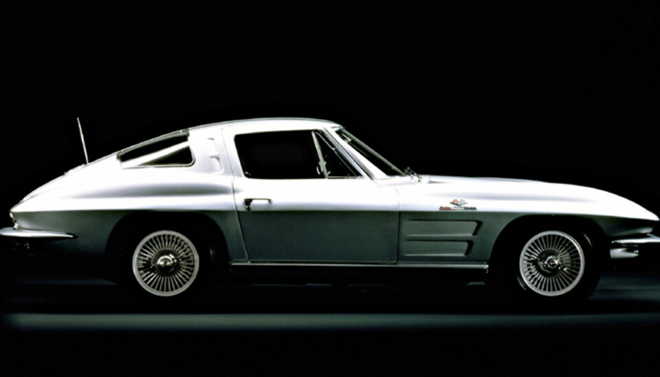 STOR LEGENDE: Chevrolet Corvette er en av USAs mest legendariske sportsbiler. Modellen med delt bakrute på bildet blir av mange sett på som en av de peneste modellene.