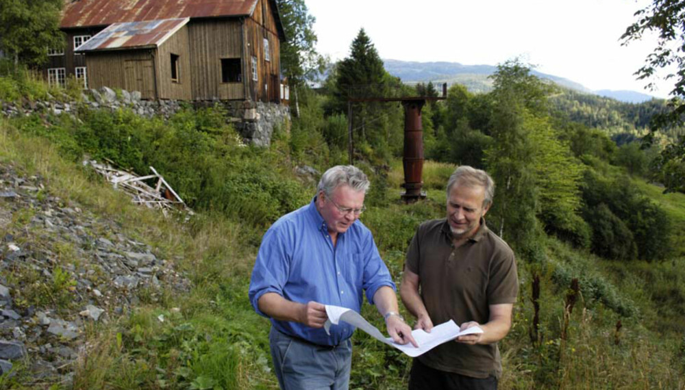 Stein Schelle og Olav Haugsvold er mer interesserte i å bevare restene av gruvevirksomheten enn av eventuelt ny drift. Bak ses maskinhuset og smelteovnen. Foto: Håkon Bonafede