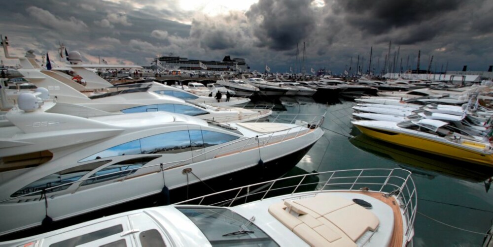 Vel 600 båte duppet i vannet under Genoa Boat Show 2008.