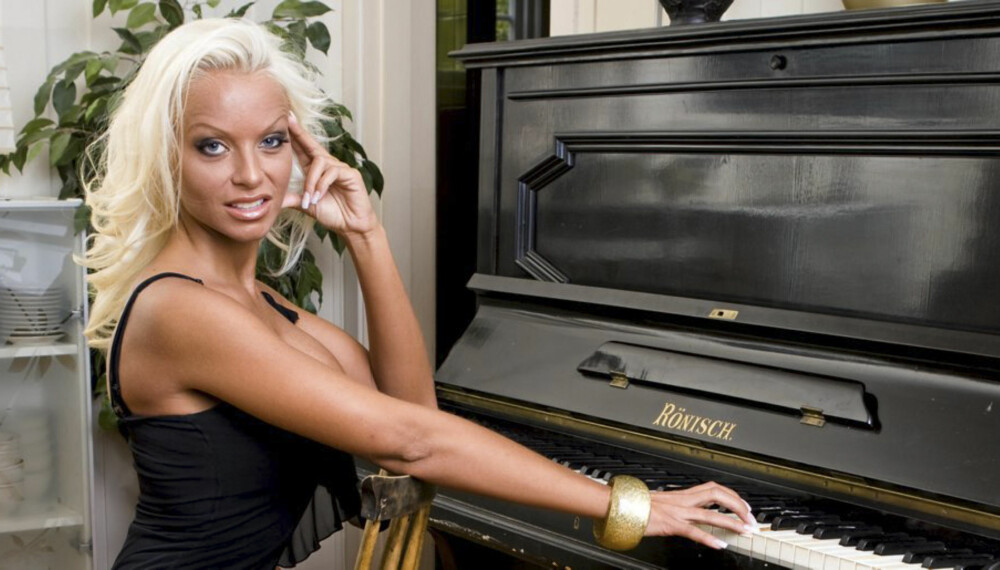 TAR DET PIANO: Glamourmodell Cathrine Aschim bor alene på Brandbu etter at kjærligheten smuldret bort. TAR DET PIANO: Glamourmodell Cathrine Aschim bor alene på Brandbu etter at kjærligheten smuldret bort.