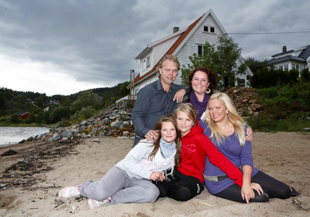 Pål, Christin og døtrene Aurora, Tuva og Veslemøy er glad for at de er hjemme igjen i huset sitt i Svelvik.