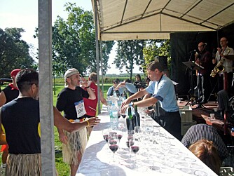 Mouton Rotschild, kanskje verdensmestre i rødvin, river i et glass.