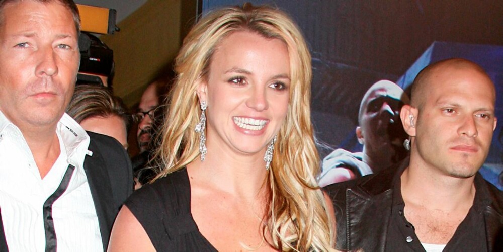 SMILET PÅ PLASS: Britney Spears er tilbake slik vi en vant til å se henne: med et skinnende hvitt, brdet smil.