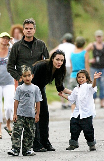 ÅPENHJERTIG MOR: Angelina Jolie innrømmer at hun snakker åpent om alt med sønnene.