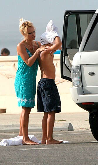 Pamela Anderson passer godt på gutta sine. Hun passer på at de ikke engang eksponeres for UV-stråler.
