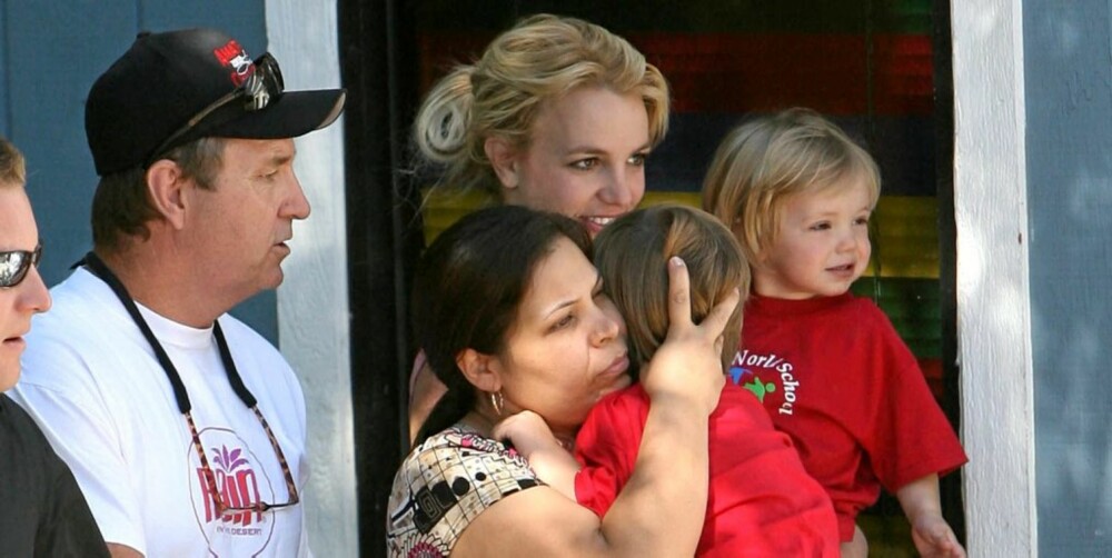 SAMMEN IGJEN: Britney Spears kan igjen treffe sønnene etter at faren Jamie har fått henne på rett kjøl. Her har hun og Jamie hentet guttene i barnehagen.