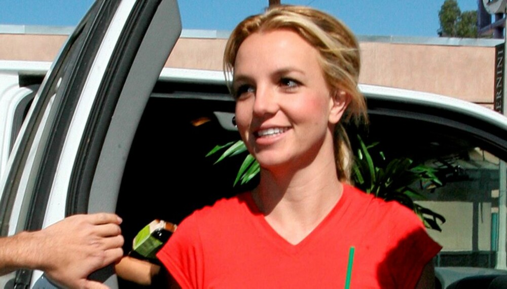 SMILER: Britney Spears har grunn til å smile etter at retten i Los Angeles henla rettssaken mot henne.