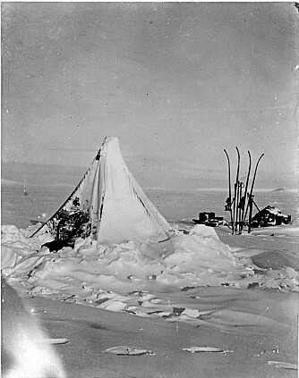 DØDENS LEIR: Gran og resten av unnsetningsekspedisjonen fant Scotts leir 12. november 1912.