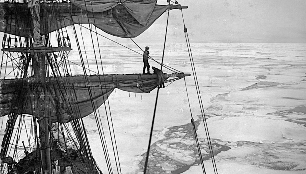 Ekspedisjonsskipet ""Terra Nova"". Tryggve Gran og matros Joseph Leese på stormersen.