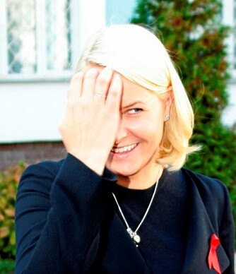 Litt flau?: Mette-Marit møtte pressen etter besøket på the Scandinavium Gymnasium I Kiev.