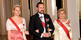 Kronprinsesse Mette-Marit holder seg i ro i kveld. I stedet blir det kronprins Haakons tante, prinsesse Astrid, som følger tronarvingen til bords.