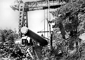 Bilde av en av kanonene på Vardås, tatt i 1945.