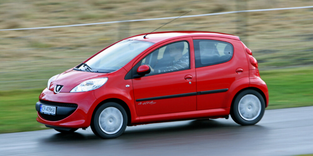 TRILLING: Peugeot 107 har søsken fra Citroën og Toyota. Alle tre er gjerrige på bensindråpene.