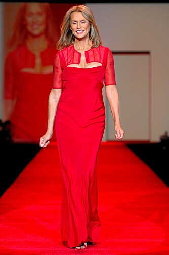 JOBBER FORTSATT: Selv om hun er 64 år, jobber Lauren fortsatt som modell. Her fra The Heart Truth Red Dress Collection under Mercedes-Benz Fashion Week i New York høsten 2007.