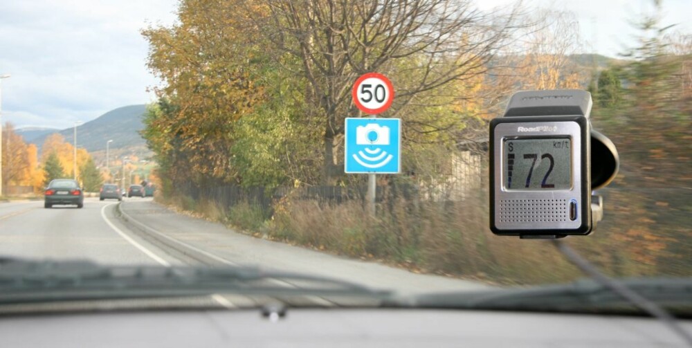 NØYAKTIG: Fotoboksvarsleren RoadPilot MicroGo viser nøyaktig fart og varsler når du nærmer deg en fotoboks. Varslingsavstanden kan du stille selv.